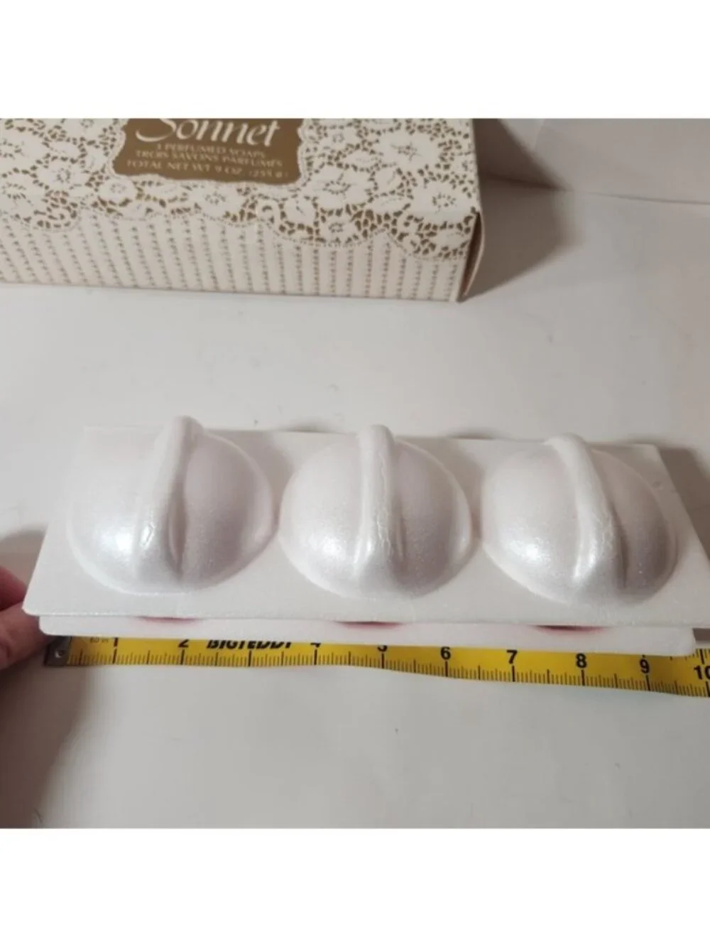 Vintage Avon Sonnet 3 Perfumed Soaps Set Pink Molded Sunburst Decorative New Box